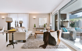 Eigentumswohnung in Richterswil Stilvoll eingerichtetes Wohnzimmer in der Eigentumswohnung mit Seeblick in Richterswil.