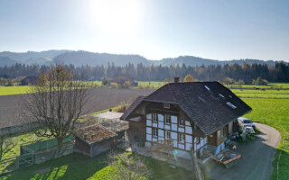 Einfamilienhaus in Rüderswil Drohnenfoto vom Haus mit grossem Umschwung in Rüderswil im Emmental.
