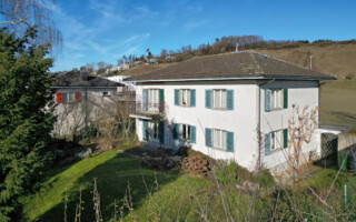 Einfamilienhaus in Bremgarten bei Bern Foto mit der Drohne aufgenommen. Sie zeigt die süd-östliche Ansicht eines Einfamilienhauses in Bremgarten bei Bern welches zu verkaufen ist.