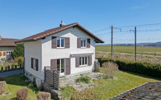 Einfamilienhaus in Jegenstorf Foto mit der Drohne eines freistehenden Hauses in Jegenstorf welches zu verkaufen ist. Es steht am Ende einer Sackgasse.