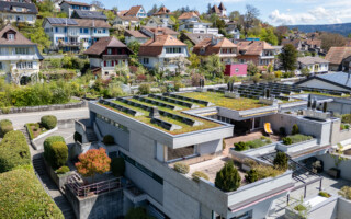 Drohnenflug um das oberste Terrassenhaus in Worb.