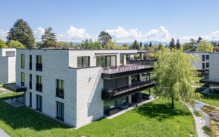 Attikawohnung in Muri bei Bern Blick auf das Haus mit drei Parteien in Muri bei Bern. Die zu verkaufende Attikawohnung liegt direkt neben der Landwirtschaftszone und man sieht bis in die Berge des Berner Oberlands.