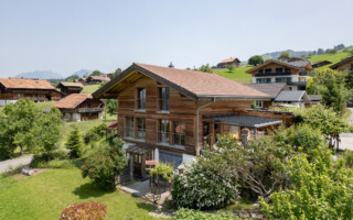 Einfamilienhaus in Reichenbach im Kandertal Blick aus südwest auf das freistehende Holzchalet in Reichenbach im Kandertal. Überdachte Terrasse und Nebengebäude seitlich des Haupthauses.