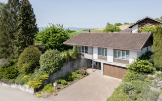 Einfamilienhaus in Grossaffoltern Ansicht der Südfront von einem Einfamilienhaus an der Reuebergstrasse in Grossaffoltern. doma Real Estate AG hat dieses Drohnenfoto aufgenommen und wurde mit dem Verkauf beauftragt.