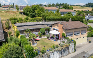Einfamilienhaus in Herrenschwanden Sicht auf den Garten, das Haus und die Volieren des zu verkaufenden Grundstücks in Herrenschwanden.